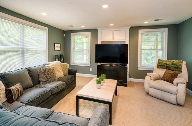 69 Carriage Hill Circle 69, Southborough, MA 01772
