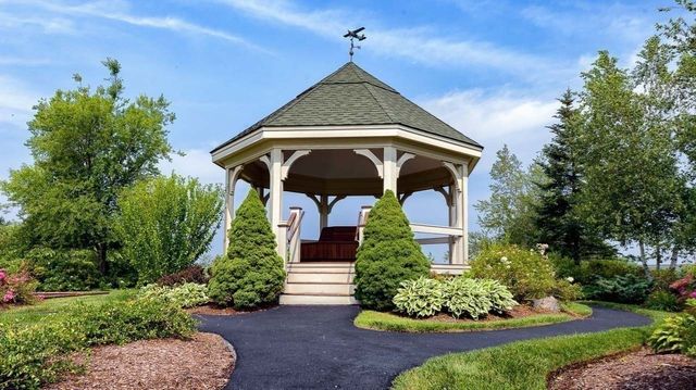 69 Carriage Hill Circle 69, Southborough, MA 01772