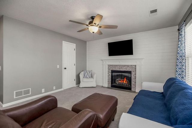 620 SE Sumpter Drive, Lee's Summit, MO 64063