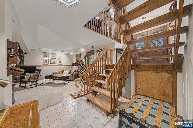 12 Seminole Avenue, Oakland, NJ 07436