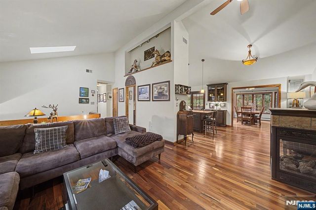 12 Seminole Avenue, Oakland, NJ 07436