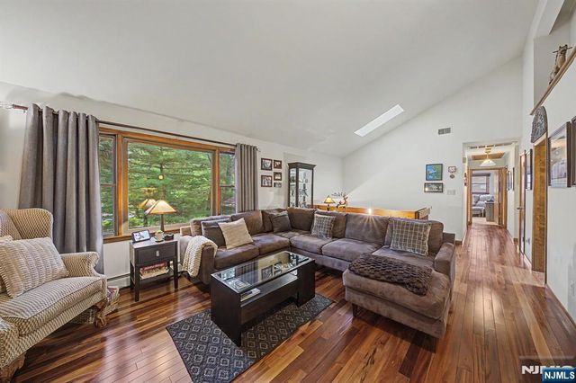 12 Seminole Avenue, Oakland, NJ 07436
