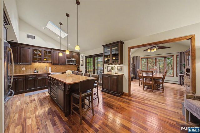 12 Seminole Avenue, Oakland, NJ 07436