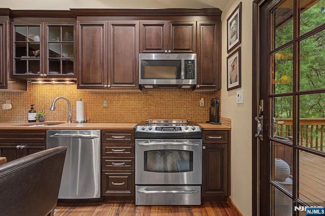 12 Seminole Avenue, Oakland, NJ 07436