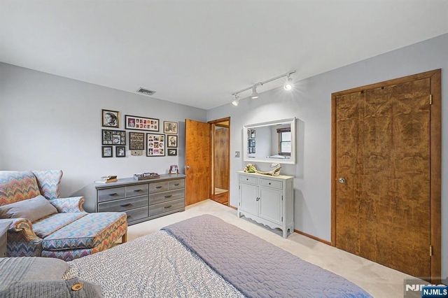 12 Seminole Avenue, Oakland, NJ 07436