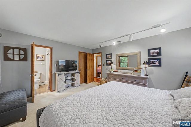 12 Seminole Avenue, Oakland, NJ 07436