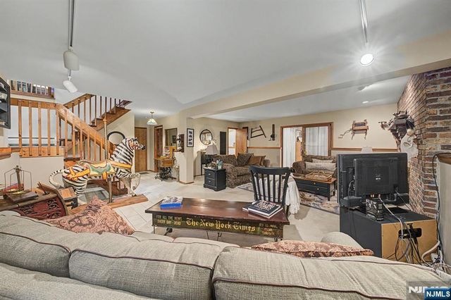 12 Seminole Avenue, Oakland, NJ 07436