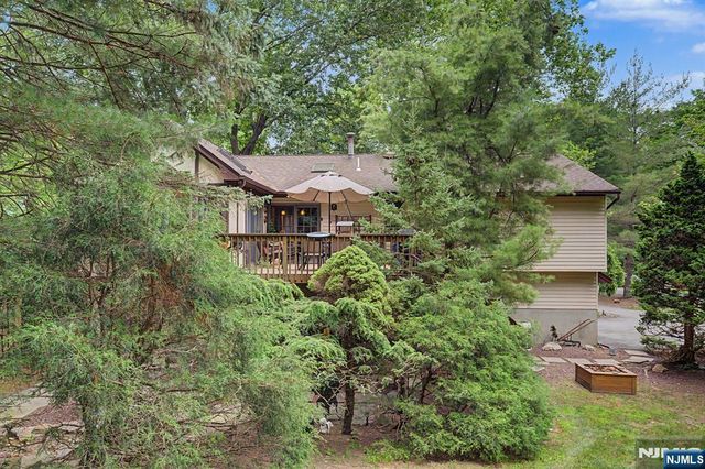 12 Seminole Avenue, Oakland, NJ 07436