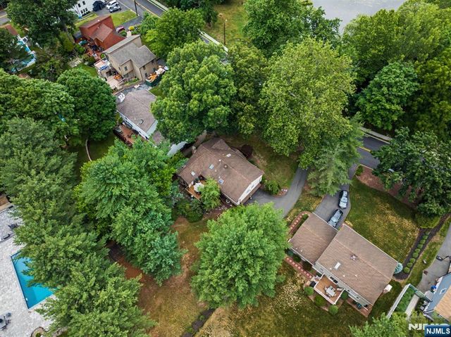 12 Seminole Avenue, Oakland, NJ 07436