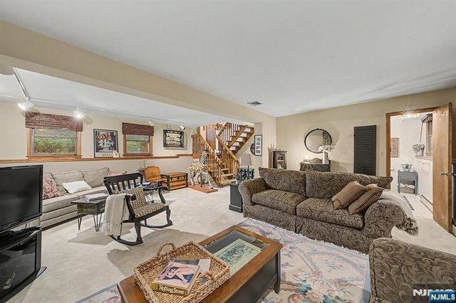 12 Seminole Avenue, Oakland, NJ 07436