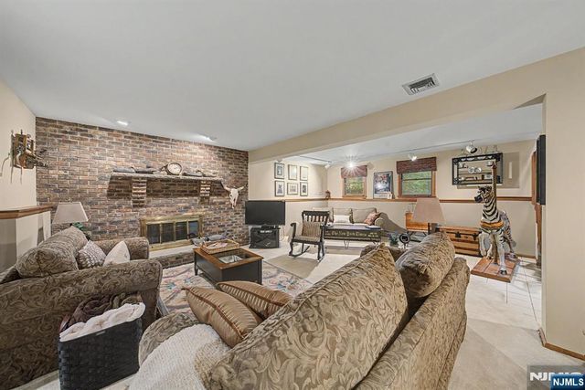 12 Seminole Avenue, Oakland, NJ 07436