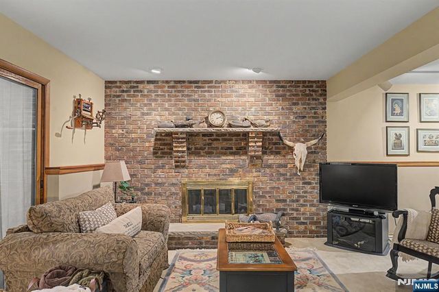 12 Seminole Avenue, Oakland, NJ 07436
