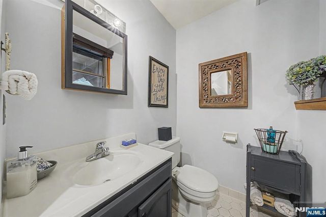 12 Seminole Avenue, Oakland, NJ 07436