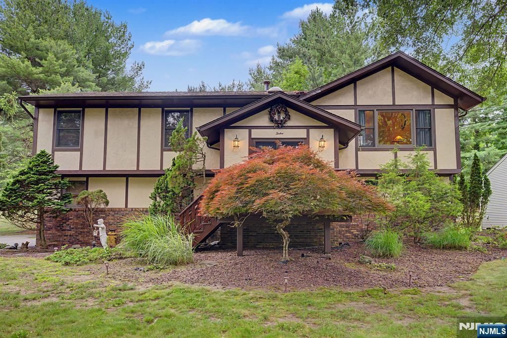 12 Seminole Avenue, Oakland, NJ 07436