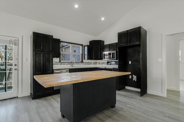 6 Happy Hollow LN, Wimberley, TX 78676