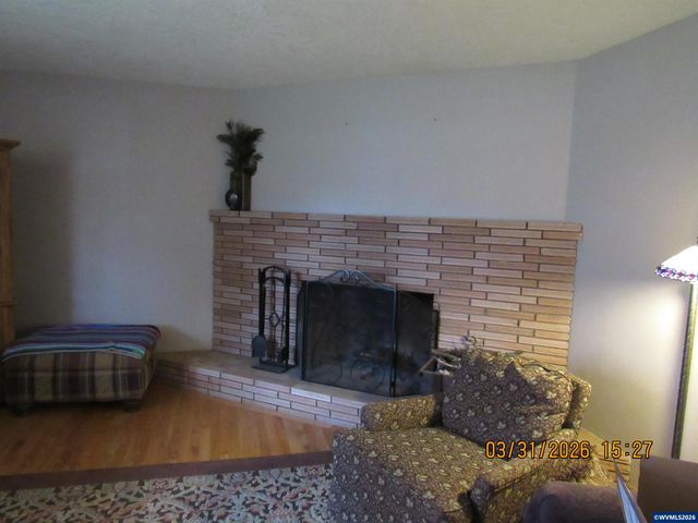 854 SW Swift Av, Mill City, OR 97360