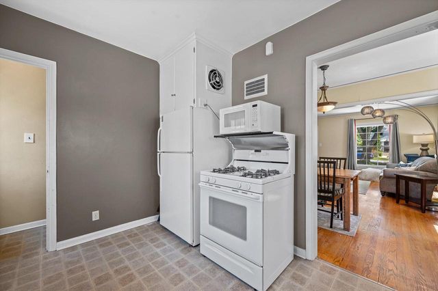 4823 N Hollywood AVENUE, Whitefish Bay, WI 53217