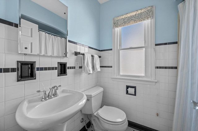 4823 N Hollywood AVENUE, Whitefish Bay, WI 53217