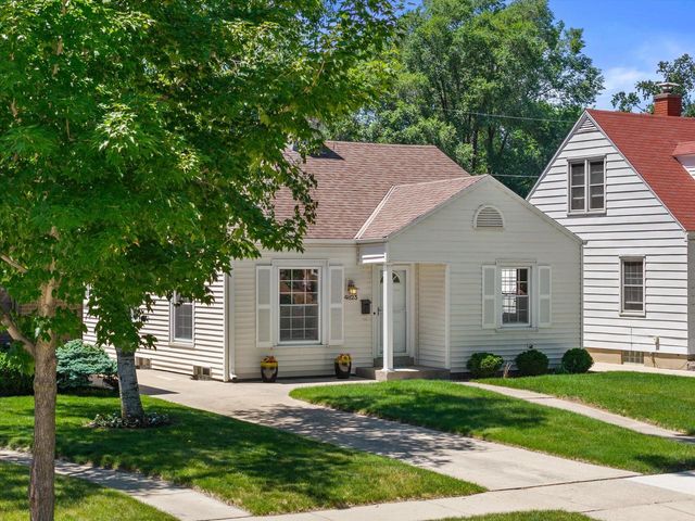 4823 N Hollywood AVENUE, Whitefish Bay, WI 53217