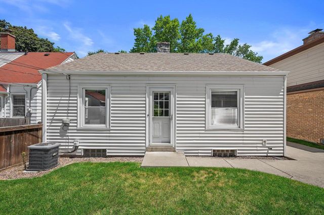 4823 N Hollywood AVENUE, Whitefish Bay, WI 53217