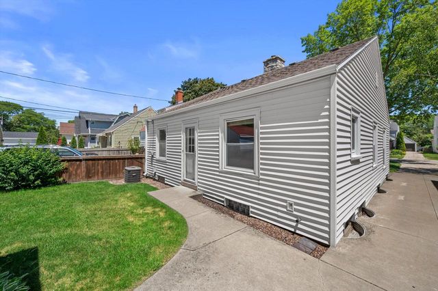4823 N Hollywood AVENUE, Whitefish Bay, WI 53217