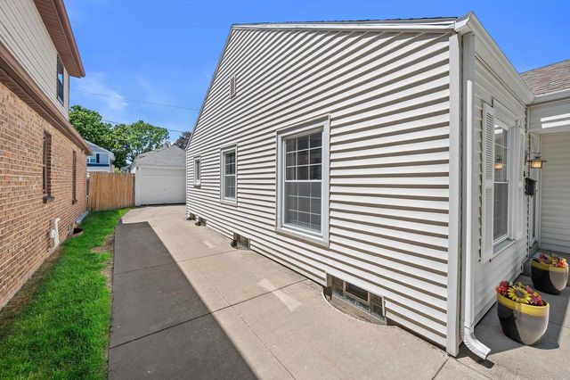 4823 N Hollywood AVENUE, Whitefish Bay, WI 53217