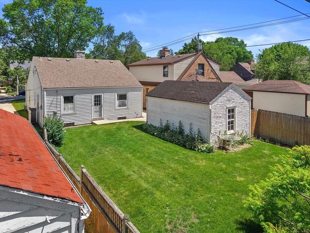 4823 N Hollywood AVENUE, Whitefish Bay, WI 53217