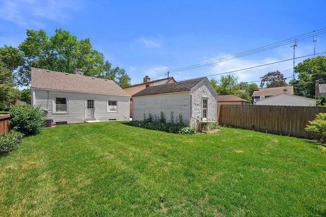 4823 N Hollywood AVENUE, Whitefish Bay, WI 53217