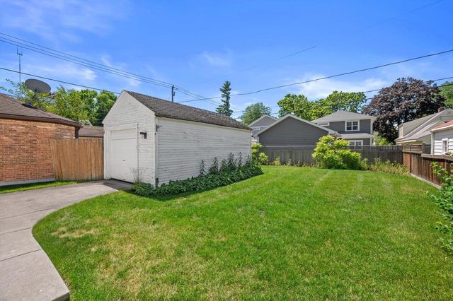 4823 N Hollywood AVENUE, Whitefish Bay, WI 53217