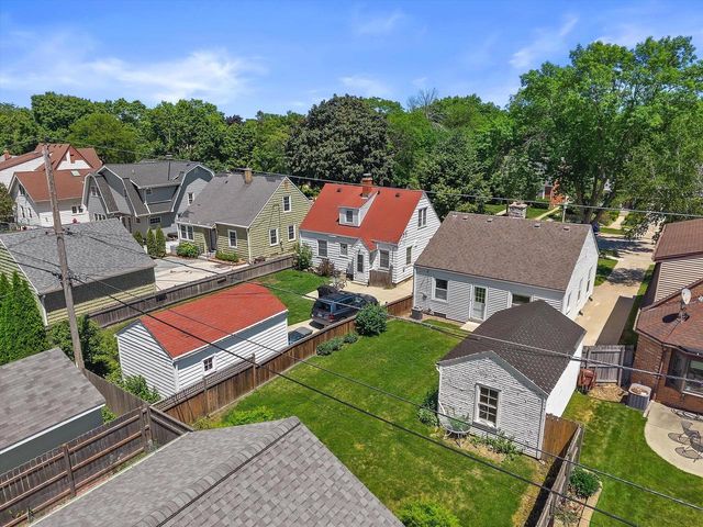 4823 N Hollywood AVENUE, Whitefish Bay, WI 53217