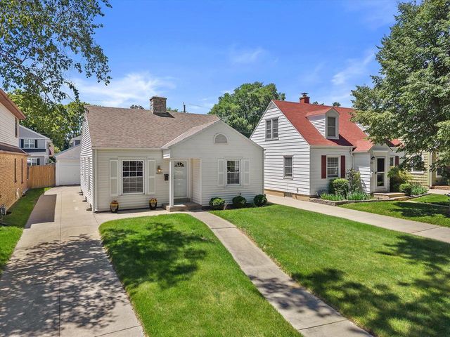 4823 N Hollywood AVENUE, Whitefish Bay, WI 53217