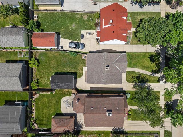 4823 N Hollywood AVENUE, Whitefish Bay, WI 53217