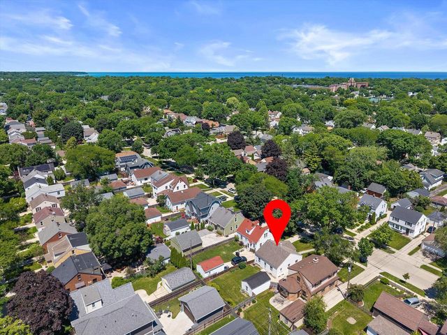 4823 N Hollywood AVENUE, Whitefish Bay, WI 53217