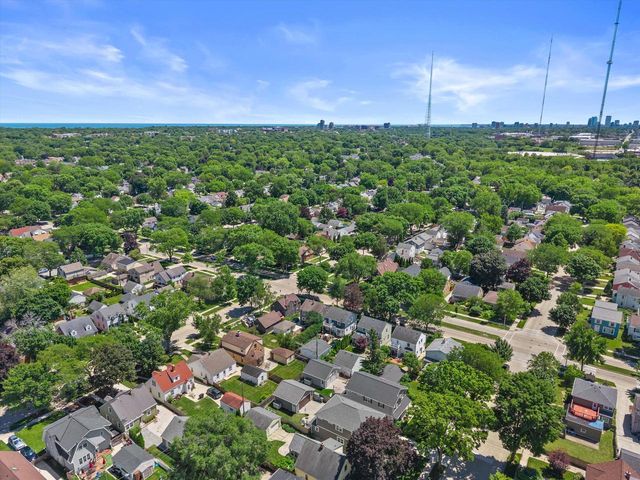 4823 N Hollywood AVENUE, Whitefish Bay, WI 53217