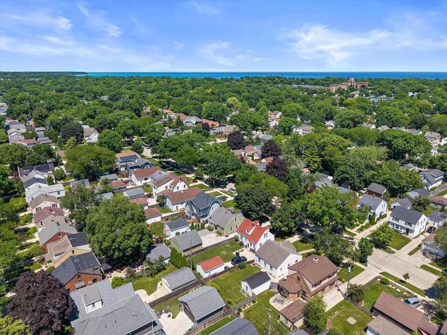 4823 N Hollywood AVENUE, Whitefish Bay, WI 53217