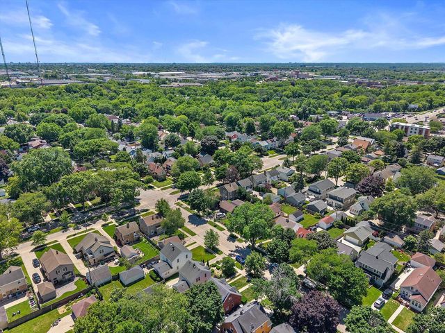 4823 N Hollywood AVENUE, Whitefish Bay, WI 53217
