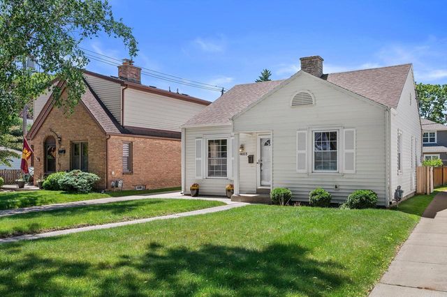 4823 N Hollywood AVENUE, Whitefish Bay, WI 53217