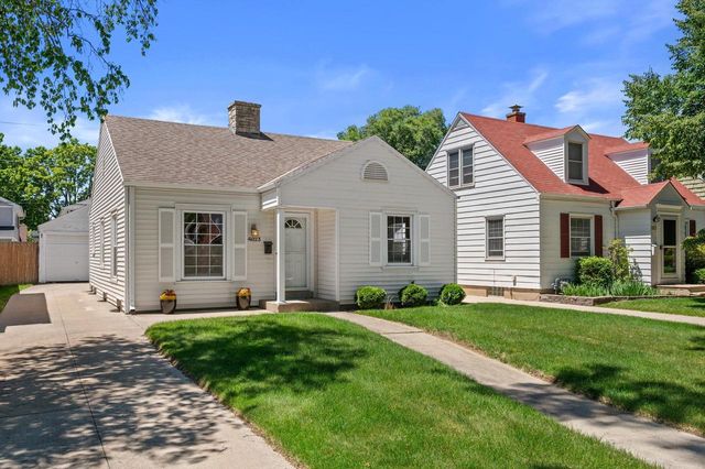4823 N Hollywood AVENUE, Whitefish Bay, WI 53217
