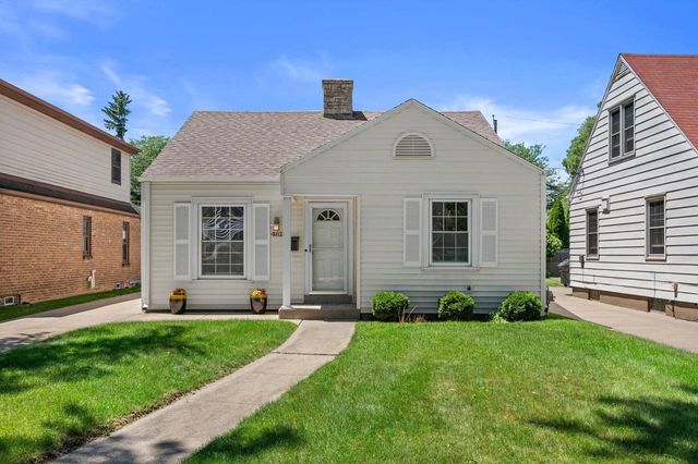 4823 N Hollywood AVENUE, Whitefish Bay, WI 53217