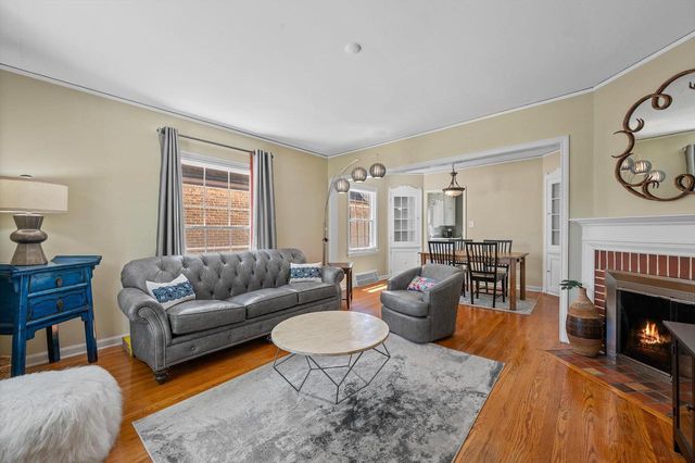 4823 N Hollywood AVENUE, Whitefish Bay, WI 53217