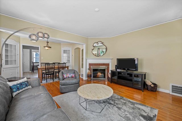 4823 N Hollywood AVENUE, Whitefish Bay, WI 53217