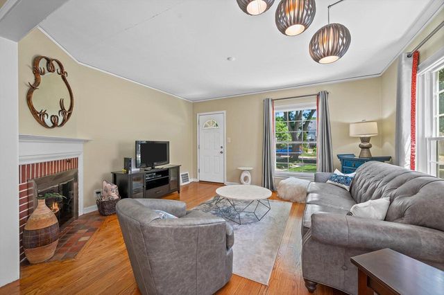 4823 N Hollywood AVENUE, Whitefish Bay, WI 53217