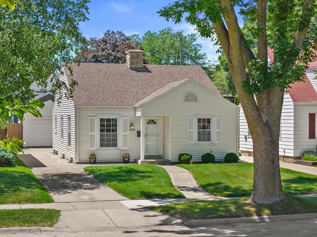 4823 N Hollywood AVENUE, Whitefish Bay, WI 53217