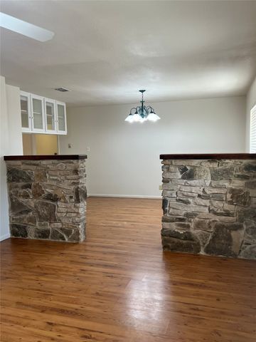 814 W Bridge Street, Granbury, TX 76048