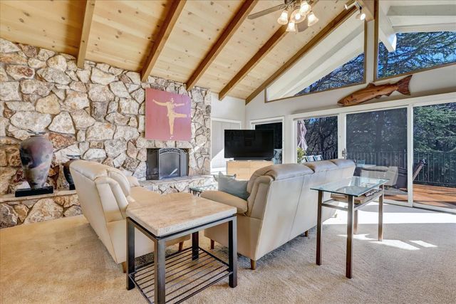 17789 Jayhawk Dr, Penn Valley, CA 95946