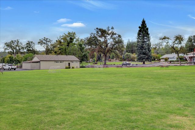 17789 Jayhawk Dr, Penn Valley, CA 95946