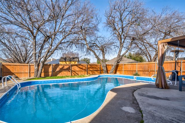 13713 Lost Spurs Road, Fort Worth, TX 76262