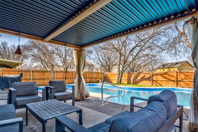 13713 Lost Spurs Road, Fort Worth, TX 76262