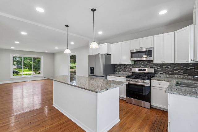 520 Woodlyn Drive, Aurora, IL 60505