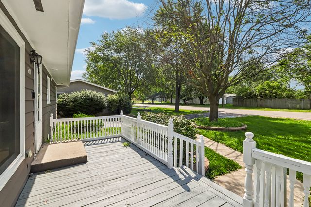 520 Woodlyn Drive, Aurora, IL 60505